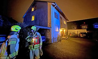 In einer Wohnhaus an der Lageschen Straße war im ersten Obergeschoss im Badezimmer Wäsche in Brand geraten, die vom Bewohner gelöscht wurde. - Ralph Meyer