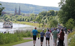 Die Events in der Saison 2024 im Huxarium-Gartenpark waren gut besucht – beispielsweise die Spargel- und Erdbeermeile am Weserufer. - Huxarium-Gartenpark