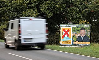 Am Wahlplakat für Michael Scholle fährt ein Transporter vorbei. Auch während einer Stichwahl sollten Regeln das Anstands gelten, meint unser Autor. - Simone Flörke