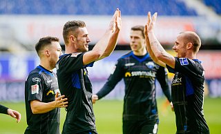 Torschütze Dennis Srbeny (vorne l.) und Vorlagengeber Sven Michel klatschen nach dem 1:0-Treffer ab. Julian Justvan (l.) und Ron Schallenberg kommen zum Gratulieren. - Besim Mazhiqi