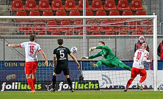 Vorentscheidung: Den Kopfball von Manfred Starke (r.) wehrte Verls Torhüter Robin Brüseke noch mit einer Glanzparade ab, doch Ronny König (l.) ist als Abstauber zur Stelle und erzielt das 2:0 für den FSV Zwickau. - imago images/Eibner