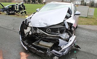 Beide Autos wurden bei dem Zusammenstoß stark beschädigt. Die Fahrerinnen wurden in ein Krankenhaus gebracht. - Polizei Minden-Lübbecke