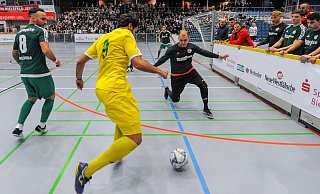 Ein Bild aus besseren Tagen: Spannende Endrundenspiele in der Seidensticker-Halle vor vielen Fans. In dieser Szene vom Finaltag 2017 versucht SCB’s Nadir Serroukh (gelbes Trikot) Fichtes Torwart Berkay Yilmaz zu überwinden. Foto: Christian Weische - Christian Weische