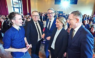 Beim Jahresempfang unterhalten sich Bethel-Chef Ulrich Pohl (v. l.), die Geschäftsführer Matthias Ernst und Maren Thäter sowie Aufsichtsratsvorsitzender Rainer Norden mit Henning Beck (l). Der Neurowissenschaftler hielt einen Vortrag.  - Barbara Franke