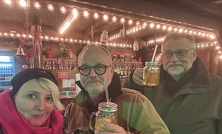 Im Nebel der Weihnachtsmarkt-Getränke ist dieses Selfie von Nicole Sielermann, Thorsten Gödecker (M.) und Jörg Stuke entstanden. - Nicole Sielermann