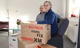 Andreas Grunewald und Martina Mester-Grunewald haben die ersten Umzugkartons gefüllt. Auspacken wird sie das Paar im neuen Zuhause in Bremen. - Marion Pokorra-Brockschmidt