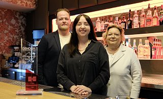 Sind stolz auf die Leistung von Annalena Janzen (Mitte) aus Lübbecke, die die beste Abschlussprüfung in ganz Ostwestfalen als Fachfrau für Restaurants & Veranstaltungsgastronomie gemacht macht: Ausbilder und Betriebsleiter im Bürgerpark Schäppchen, Nicolai Meyer-Polydoros, und Regine Tönsing, Hauptgeschäftsführerin der DEHOGA Ostewestfalen. - Heike von Schulz