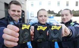 Polizeioberkommissar Carsten Jödecke (v. l.), und die beiden Polizeikommissarinnen Pia Jungmann und Theresa Krause zeigen die Bodycams der Kreispolizei Höxter. - Simone Flörke