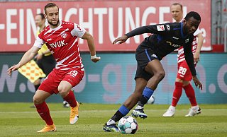 Aristote Nkaka (r.), hier im Duell gegen den Würzburger David Kopacz, gab beim Saisonfinale in Unterfranken nicht nur bei seinem kuriosen Eigentor keine gute Figur ab. Dennoch denkt der SCP weiter über eine feste Verpflichtung des Innenverteidigers nach. - picture alliance