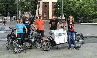 Sie hatten sich bereits vor dem erneuten Lockdown zum Foto getroffen: Die Schokofahrer Daphne und Bastian Seehaus (li.), Anette und Ingold Klee (r.) und Daniel Neuhaus vom ADFC Gütersloh, der das Lastenfahrrad verleiht. - Seehaus