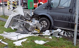 Die Stromkästen werden bei dem Unfall völlig zerstört. - Feuerwehr Warburg