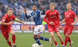 Isaiah Young (2.v.l.) legte das 1:1 durch Marius Wörl auf und war auch sonst in seinen 57 Minuten Einsatzzeit ein belebendes Element. - Oliver Krato