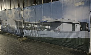 Die Fassade des zukünftigen E-Centers in Hövelhof auf Plakaten am Bauzaun. - Jens Reddeker