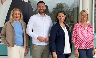 Kerstin Wöbbeking (r.) Ines Spilker (2. v. r.) und Kathrin Böhning (l.) haben dem CDU-Bürgermeisterkandidaten Bent Grote (2. v. l.) ihre Unterstützung zugesagt. - CDU Lübbecke