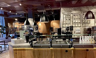 Noch sind die Stühle hochgestellt, aber das Interieur ist bereits fertig. Ende November öffnet eine neues Gastro-Angebot im Loom, das es in Deutschland noch nicht so häufig gibt. - Peter Unger