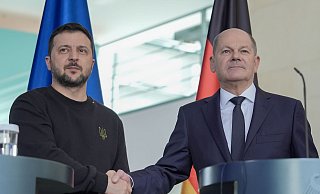 Bundeskanzler Olaf Scholz (rechts, SPD) ist für mehr diplomatische Bemühungen zur Beendigung des Ukraine-Kriegs und betonte sein gutes Verhältnis zum ukrainischen Präsidenten Wolodymyr Selenskyj. - Michael Kappeler/dpa