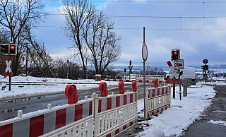Die Absperrungen am Bahnübergang Nieheim-Oeynhausen stehen bereits. Ab Montag ist hier ganz dicht. - Madita Schellenberg