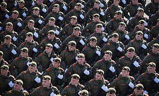 Russische Soldaten marschieren während einer Militärparade durch Moskau. Medienberichten zufolge werden in der Söldnereinheit «Redut» Scharfschützinnen und Bedienerinnen von Drohnen angeworben. - Uncredited/AP