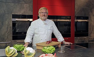 Steht wieder am Herd: Ende August kocht Bernhard Büdel zum ersten Mal bei der „Kochkunst“ bei Miele. - Miele