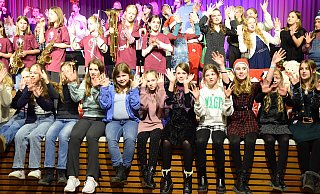 Am Ende der beiden Weihnachtskonzerte in der Aula kommen alle Mitwirkenden auf der Bühne zusammen. Gemeinsam mit dem Publikum wird der Weihnachtsklassiker "Last Christmas" mit entsprechender Choreografie angestimmt. - Karin Prignitz