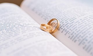 Zwei goldene Eheringe liegen symbolisch auf einem aufgeschlagenen Buch und stehen für die bewegende Hochzeit auf der Palliativstation in Herford. - (Symbolbild): Pixabay Zwei goldene Eheringe liegen symbolisch auf einem aufgeschlagenen Buch und stehen für die bewegende Hochzeit auf der Palliativstation in Herford. - (Symbolbild): Pixabay