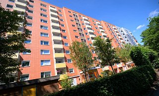 Ein Hochhaus im Hamburger Stadtteil Steilshoop. - Foto: Jonas Walzberg/dpa