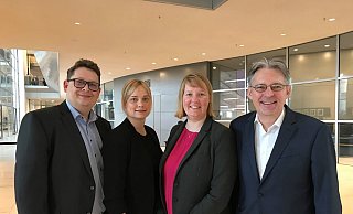 Stefan Schwartze (v. l.), Marja-Liisa Völlers, Wiebke Esdar und Achim Post lehnen die Pläne des Bundesverkehrsministeriums zur Bahnstrecke Bielefeld-Hannover ab. - SPD