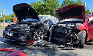 Aus dem roten Kia stieg nach dem Unfall Rauch auf.  - Christian Mathiesen