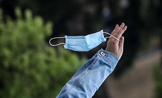 Seit mehr als fünf Wochen gilt in ganz Nordrhein-Westfalen eine Maskenpflicht. Menschen mit gesundheitlichen Problemen können sich davon befreien lassen. - Symbolfoto/picture alliance