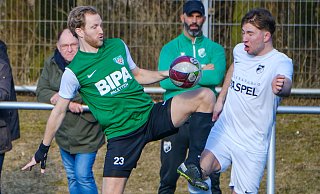 Jannis Bölt (l.) und sein TuS mussten gegen Mastbruch bis tief in die Nachspielzeit um den Sieg zittern. - Andreas Zobe