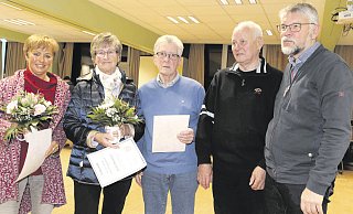 Jubilare: Der TuS Lipperreihe und der wiedergewählte Vorsitzende Horst Süvern (r.) ehren Brigitte Büscher (v.l.), Anita Rauscher, Dietbert Eichhorst und Hans Böhnisch. Foto: Knut Dinter - Knut Dinter