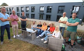 Auf dem Grunstück von Familie Stember, hinten rechts soll ein 21 Meter hoher Turm entstehen. Das jetzige Gebäude ist sechs Meter hoch. - Sigurd Gringel
