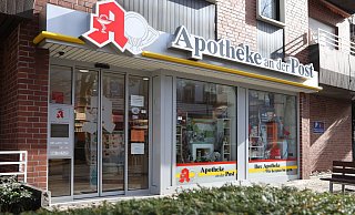 Zwei bislang unbekannte Täter brachen in der Nacht zu Dienstag in die Apotheke an der Kaiserstraße ein. - Jörg Stuke