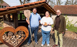 Andreas (v.l.) und Sarah Trockel backen im Steinofen Brot und andere Leckereien. Das inspiriert Versmolds Pfarrer Sven Keppler. - Andre Schneider
