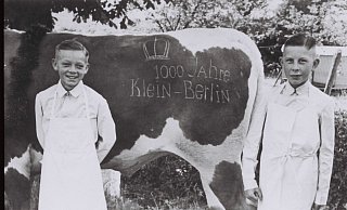 Nazi-Deutschland lieferte den Beleg für Klein-Berlin: Als in Schildesche die Nazi 1939 die 1.000-Jahr-Feier feierten, wurde auch diese Kuh durch den Ort getrieben – in ihr Fell hatten die Nationalsozialisten Anlass und Ort rasiert. - Sammlung Wibbing