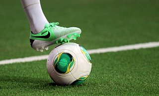 In Deutschland entstehen immer mehr Kunstrasenplätze, weil sie fast ganzjährig bespielbar sind. Allein in Bielefeld gibt es mittlerweile 20 Spielstätten mit Kunstrasen. - Fredrik von Erichsen/dpa