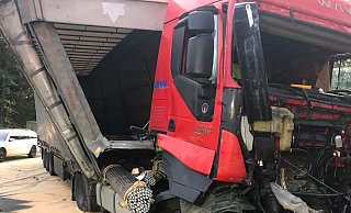 Die Stahlrohre vom Auflieger haben die Fahrerkabine durchschlagen. Wie durch ein Wunder wurde bei dem Unfall am Dienstag auf der A2 niemand verletzt. - Polizei