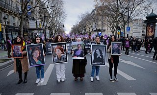 Sechs Frauen ahteln die Bilder von sechs getöteten Kurden: Drei Getötete starben Ende Dezember, die anderen drei vor rund 10 Jahren in Paris. - Remon Haazen/ZUMA Press Wire/dpa