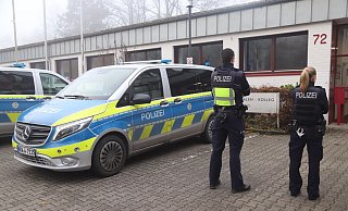 Die Polizei war mit mehreren Einsatzfahrzeugen und Beamten vor Ort im Einsatz.  - Charlotte Mahncke