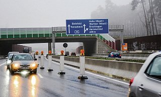 Unfall auf der A33. Ein Pkw landete auf dem Dach. Es kommt zu starken Verkehrsbehinderungen. - Symbolfoto Pollmeier