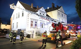 Nächtlicher Einsatz von Feuerwehr und Rettungskräften in der Feldstraße wegen des Brandes einer Dachgeschosswohnung. - Charlotte Mahncke