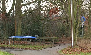 Unbekannte stellen Trampolin an Wanderweg bei Dembergs Hof. - Ulf Hanke