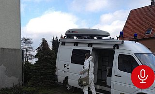 Die Spurensicherung vor dem Haus von Berta L. in Vlotho. - Jobst Lüdeking