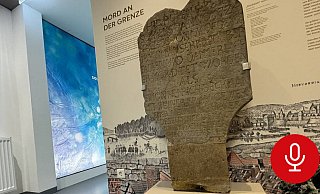 Der Gedenkstein in der Dauerausstellung der Wandelhalle erinnert an die fünf ermordeten Menschen. | © Sven Kienscherf - Sven Kienscherf