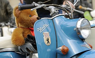 Ein blauer Berlin-Roller. - FOTO: DPA