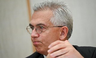 Der umstrittene Oberbürgermeister Peter Feldmann (SPD) muss sich vor dem Landgericht wegen Korruptionsvorwürfen verantworten. - Arne Dedert/dpa/POOL/dpa