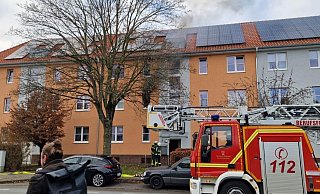 Dramatische Momente: In einem Mehrfamilienhaus versuchte ein Mann vergeblich gegen die Flammen im ersten Obergeschoss zu kämpfen. - Michaela Heinze