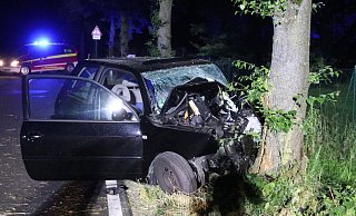 Das Fahrzeug wurde bei dem Aufprall komplett zerstört, der Fahrer des VW Lupo aus Bielefeld schwebt in Lebensgefahr. - Claus Frickemeier