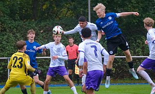 Antonio Sieveking (r.) scheitert hier noch per Kopf, traf aber später doch zum zwischenzeitlichen 2:0 für den DSC. - Andreas Zobe
