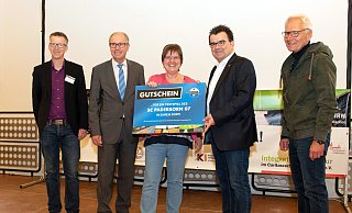 Der Preis wird überreicht: (v.l.) Thomas Kemper, Manfred Müller, Annette Lödige-Wennemaring, Martin Hornberger und Martin Pantke. - Karl-Martin Flüter